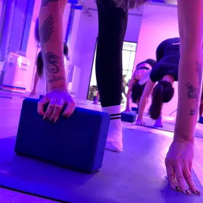 Flexibility class at Flow Factory Brussels, with yoga mats and blocks